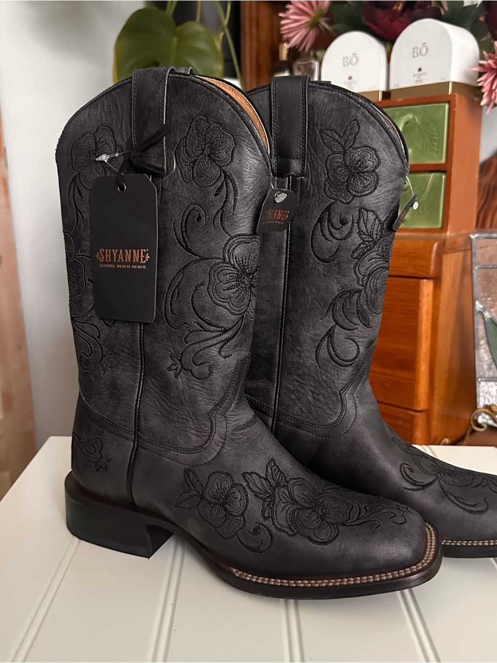 NWT Shyanne Women's Black Floral Embroidered Western Boots